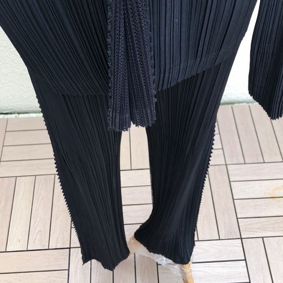 Issey Miyake Fete Fully Pleated Black Blazer and Pant Suit - Picture 12 of 13